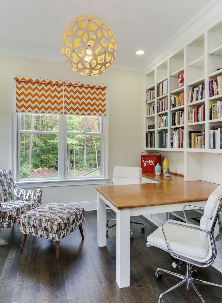 Immagine di un ufficio design di medie dimensioni con pareti beige, parquet scuro, scrivania incassata e pavimento marrone