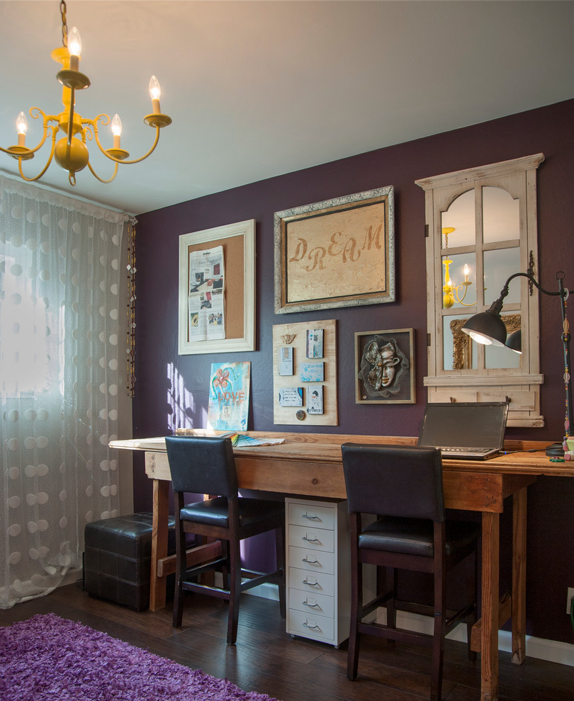 Foto di un atelier eclettico di medie dimensioni con pareti viola, parquet scuro e scrivania autoportante