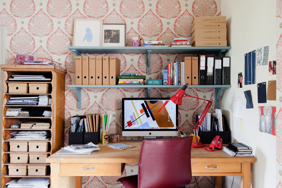 ロンドンにある低価格の小さなエクレクティックスタイルのおしゃれな書斎 (濃色無垢フローリング、自立型机、茶色い床、マルチカラーの壁) の写真