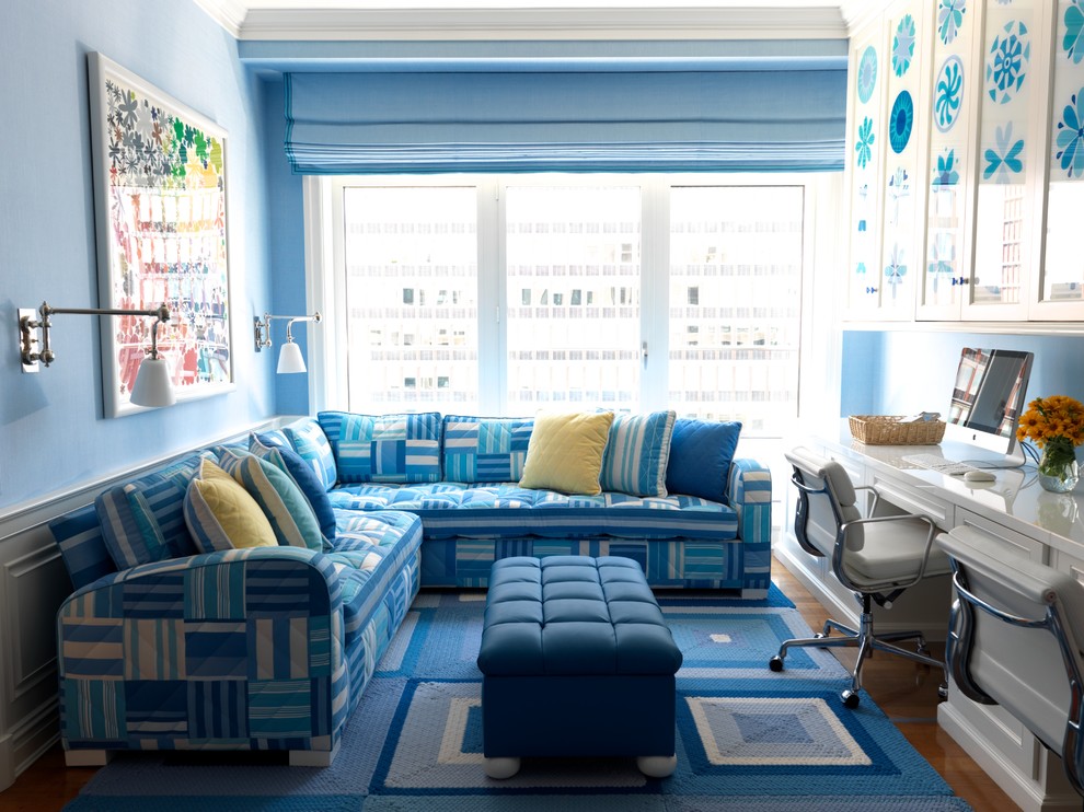 Modernes Arbeitszimmer ohne Kamin mit Arbeitsplatz, blauer Wandfarbe, braunem Holzboden und freistehendem Schreibtisch in Boston
