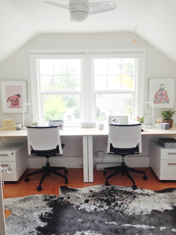 Eklektisk inredning av ett litet hemmastudio, med vita väggar, mellanmörkt trägolv och ett fristående skrivbord
