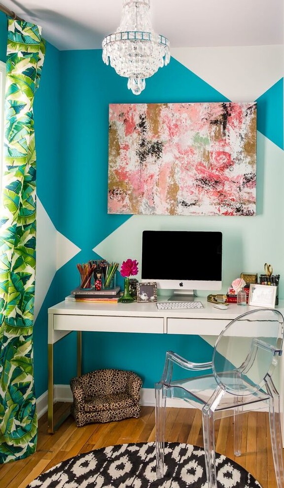 Foto di uno studio eclettico con pareti multicolore, pavimento in legno massello medio e scrivania autoportante