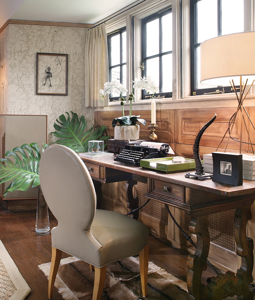 Ejemplo de despacho ecléctico de tamaño medio con paredes beige, suelo de madera oscura y escritorio independiente