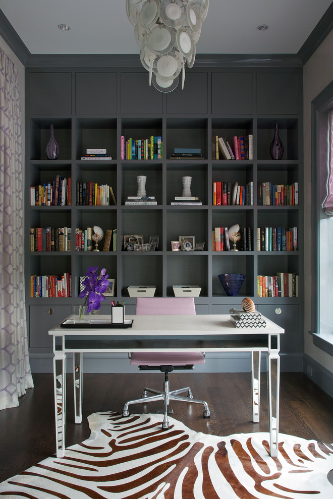 Источник вдохновения для домашнего уюта: кабинет в стиле неоклассика (современная классика) с серыми стенами, темным паркетным полом и отдельно стоящим рабочим столом