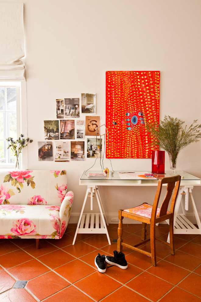 Foto på ett eklektiskt arbetsrum, med vita väggar, klinkergolv i terrakotta och ett fristående skrivbord
