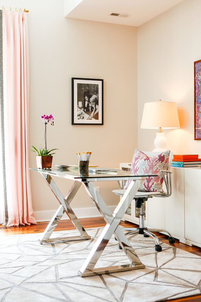 Imagen de despacho ecléctico grande con escritorio independiente, paredes beige y suelo de madera en tonos medios
