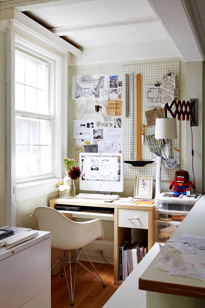 Home office - small eclectic home office idea in Toronto