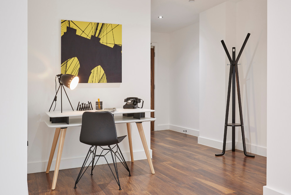 Inspiration för små moderna arbetsrum, med vita väggar, mörkt trägolv, ett fristående skrivbord och brunt golv