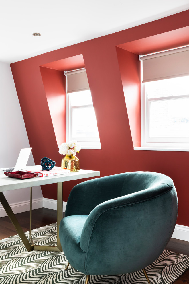 Modernes Arbeitszimmer mit Arbeitsplatz, roter Wandfarbe, dunklem Holzboden und freistehendem Schreibtisch in London
