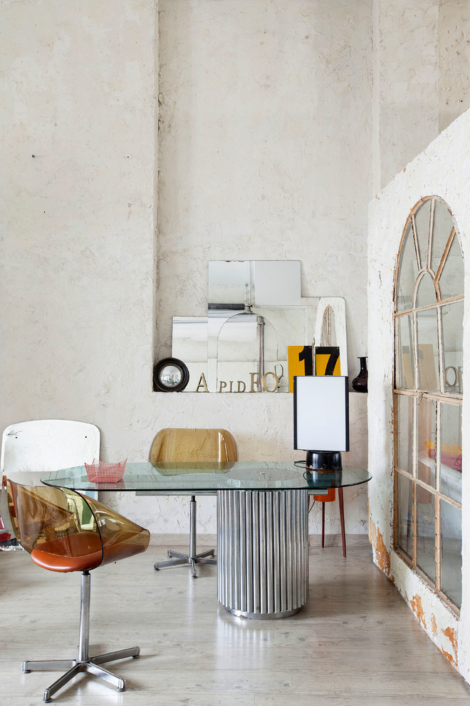 На фото: рабочее место среднего размера в стиле фьюжн с белыми стенами, светлым паркетным полом и отдельно стоящим рабочим столом без камина