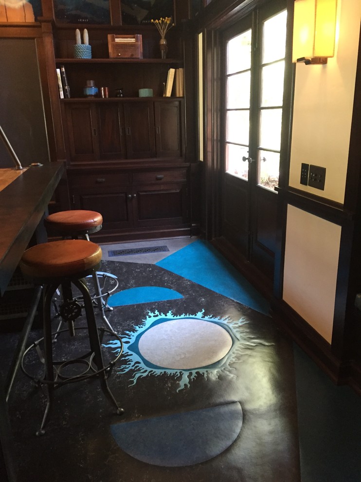 Foto de estudio bohemio grande con paredes multicolor, suelo de linóleo, escritorio independiente y suelo multicolor
