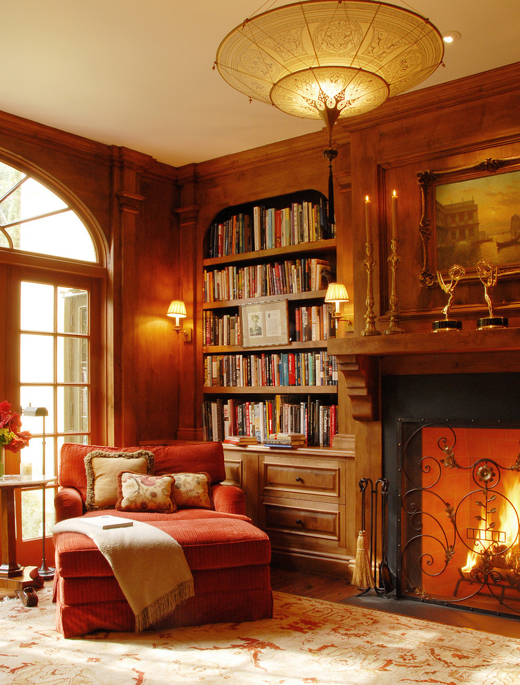 ロサンゼルスにある地中海スタイルのおしゃれなホームオフィス・書斎 (無垢フローリング、標準型暖炉) の写真