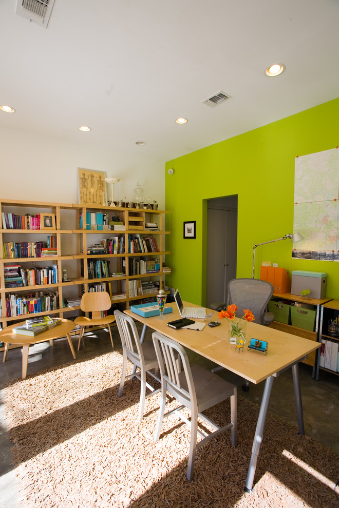 Foto de despacho actual sin chimenea con paredes verdes y escritorio independiente