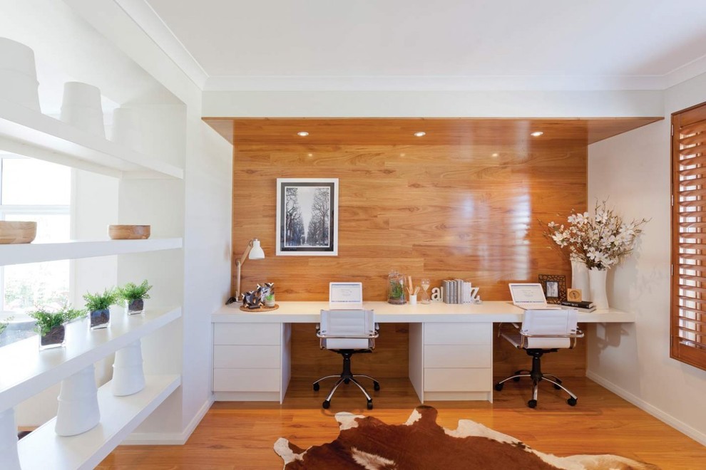 Modernes Arbeitszimmer mit Arbeitsplatz, hellem Holzboden und Einbau-Schreibtisch in Sydney