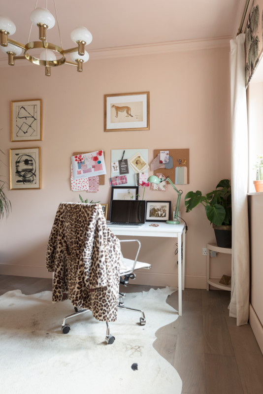 Immagine di un piccolo atelier bohémian con pareti rosa, pavimento in legno massello medio, scrivania autoportante e pavimento grigio