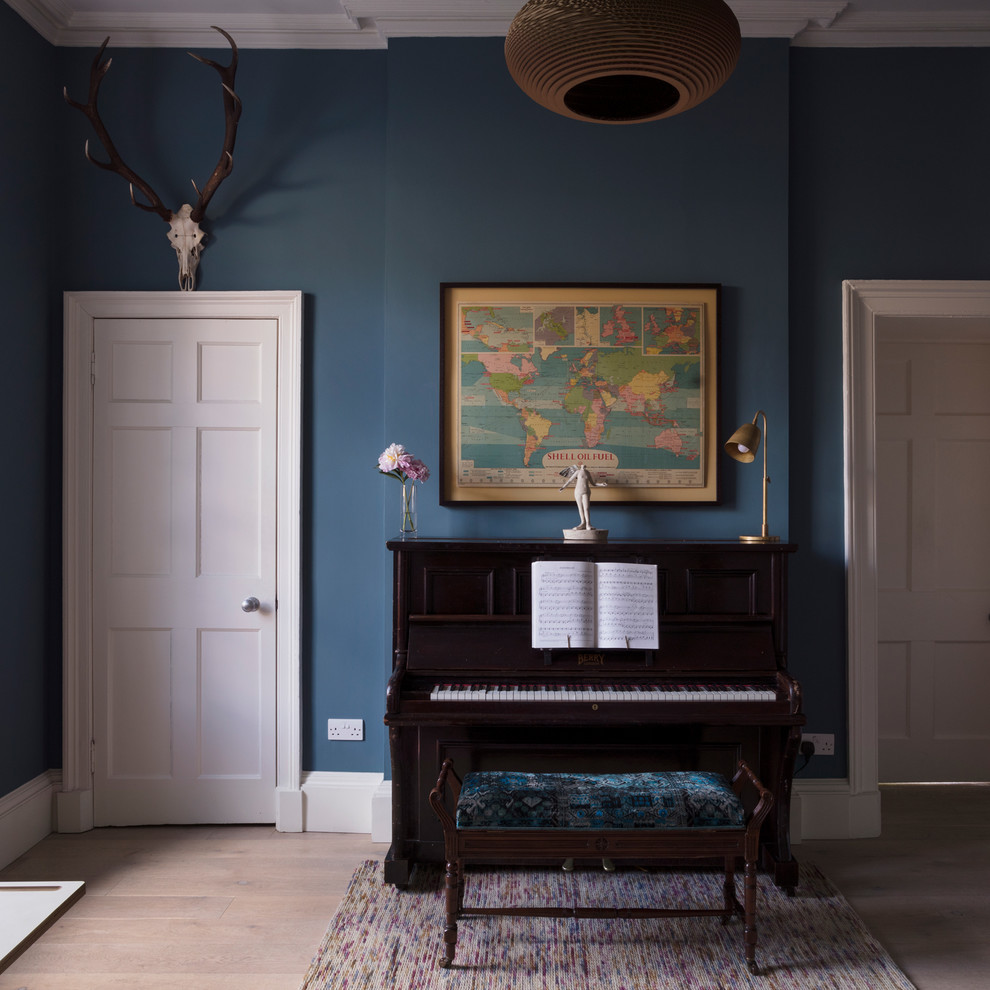 Idee per uno studio tradizionale con pareti blu e pavimento beige
