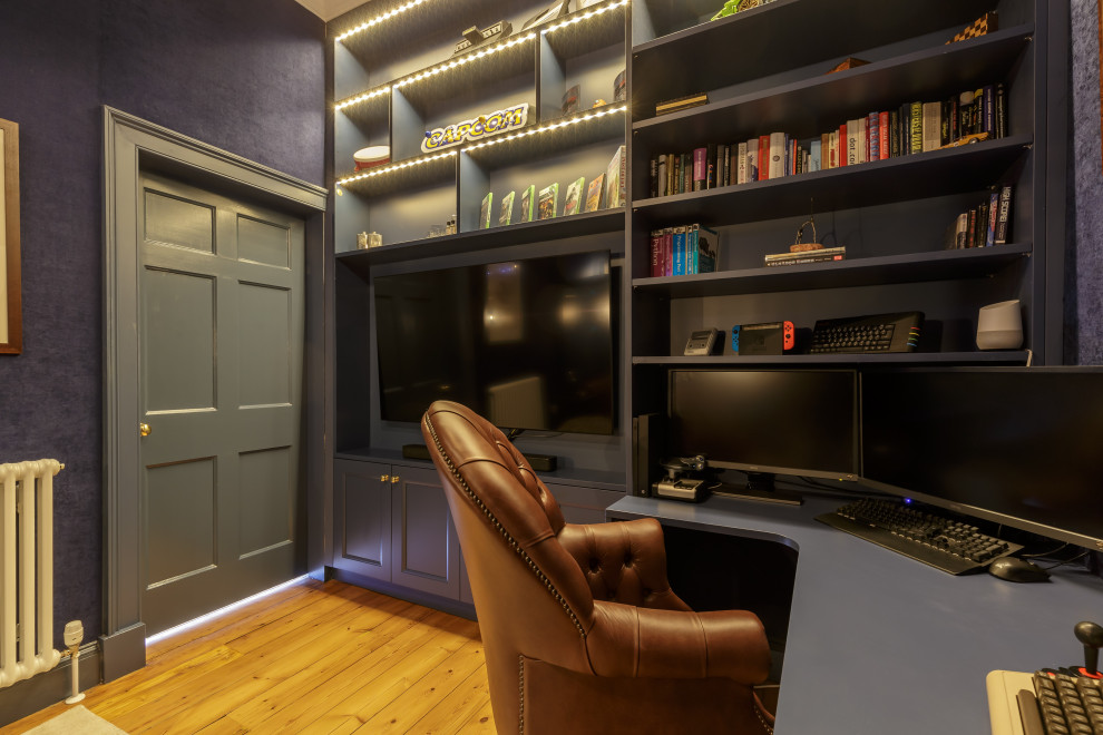 Свежая идея для дизайна: рабочее место в классическом стиле с синими стенами и встроенным рабочим столом без камина - отличное фото интерьера