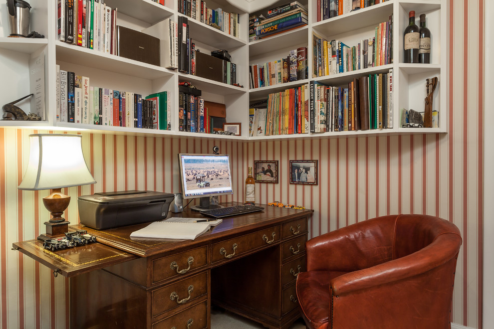 サリーにある中くらいなトラディショナルスタイルのおしゃれな書斎 (カーペット敷き、自立型机、マルチカラーの壁) の写真