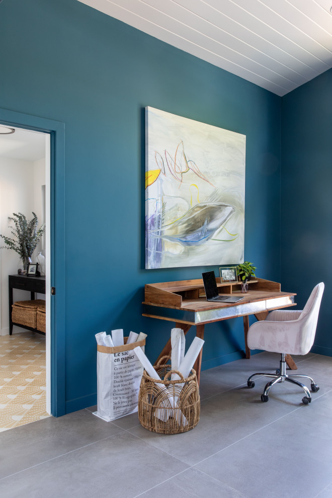 Cette photo montre un grand bureau rétro avec un mur bleu, un sol en carrelage de porcelaine, un bureau indépendant, un sol gris et un plafond en lambris de bois.