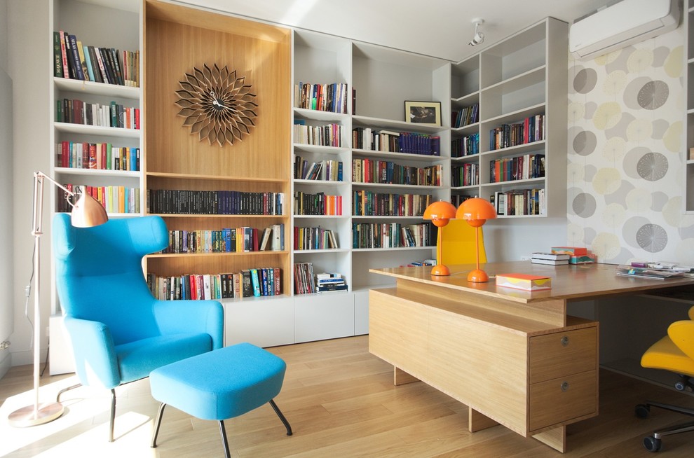 Réalisation d'un bureau design avec une bibliothèque ou un coin lecture, un mur multicolore, un sol en bois brun, un bureau intégré et un sol jaune.