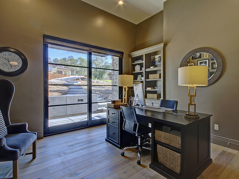 Mittelgroßes Klassisches Arbeitszimmer ohne Kamin mit Arbeitsplatz, beiger Wandfarbe, hellem Holzboden, freistehendem Schreibtisch und beigem Boden in Sacramento