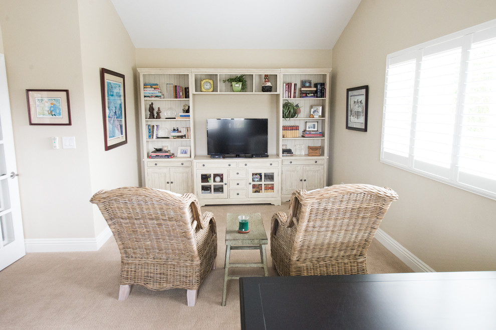 Inspiration for a traditional home office in Orange County with carpet.