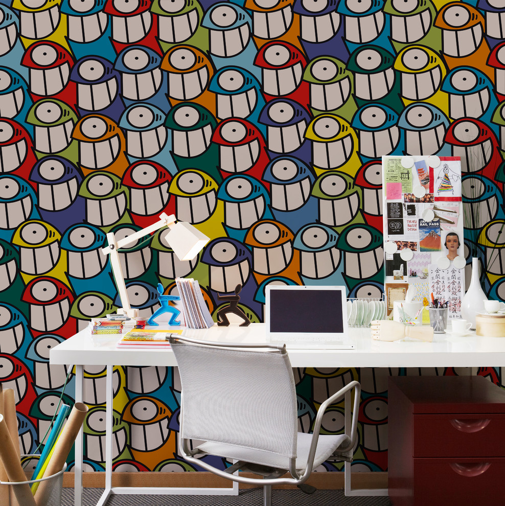 Diseño de despacho ecléctico de tamaño medio sin chimenea con paredes multicolor y escritorio independiente