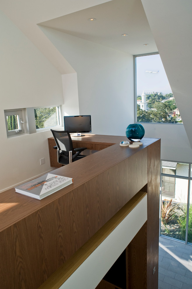 Ejemplo de despacho contemporáneo con escritorio empotrado