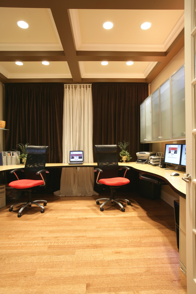 Mittelgroßes Modernes Arbeitszimmer ohne Kamin mit braunem Holzboden, Einbau-Schreibtisch und beiger Wandfarbe in Chicago