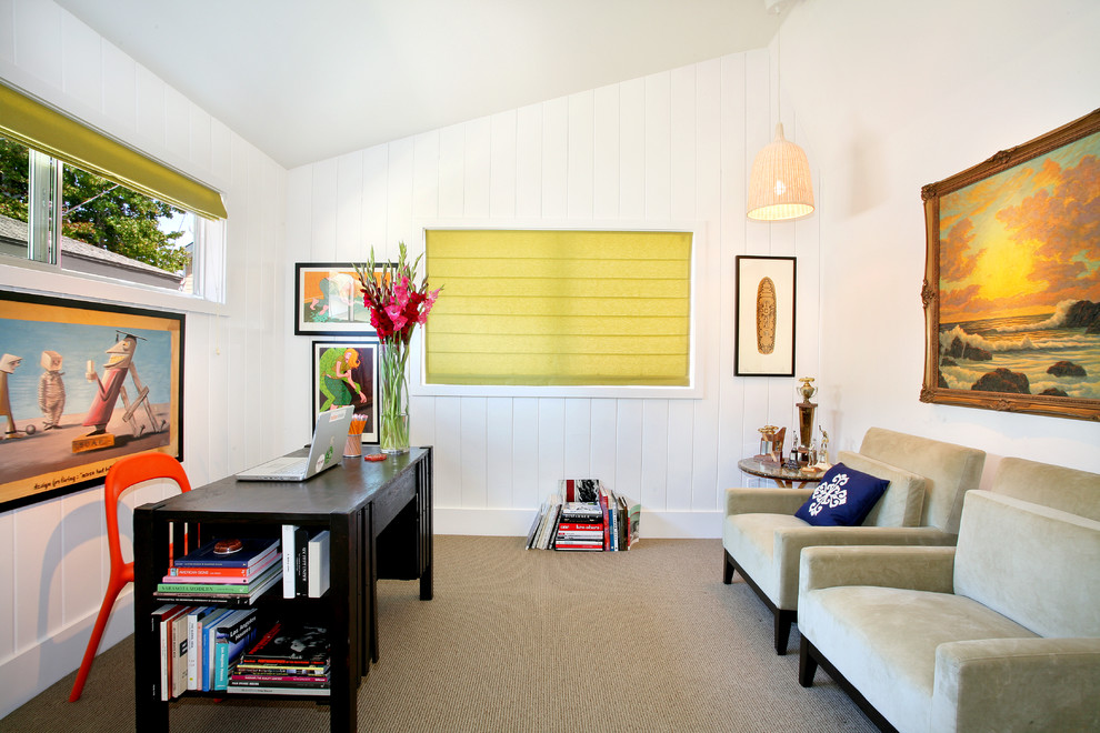 オレンジカウンティにあるミッドセンチュリースタイルのおしゃれなホームオフィス・書斎 (白い壁、カーペット敷き、自立型机、ベージュの床) の写真