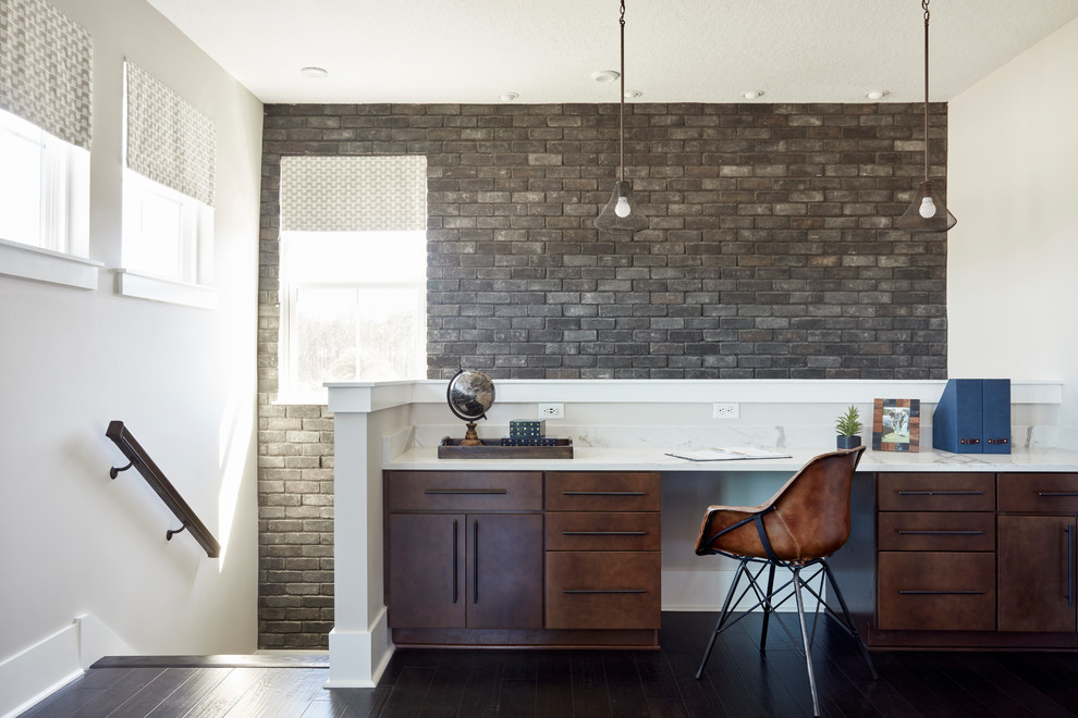 Modernes Arbeitszimmer ohne Kamin mit dunklem Holzboden, Einbau-Schreibtisch, braunem Boden und weißer Wandfarbe in San Diego
