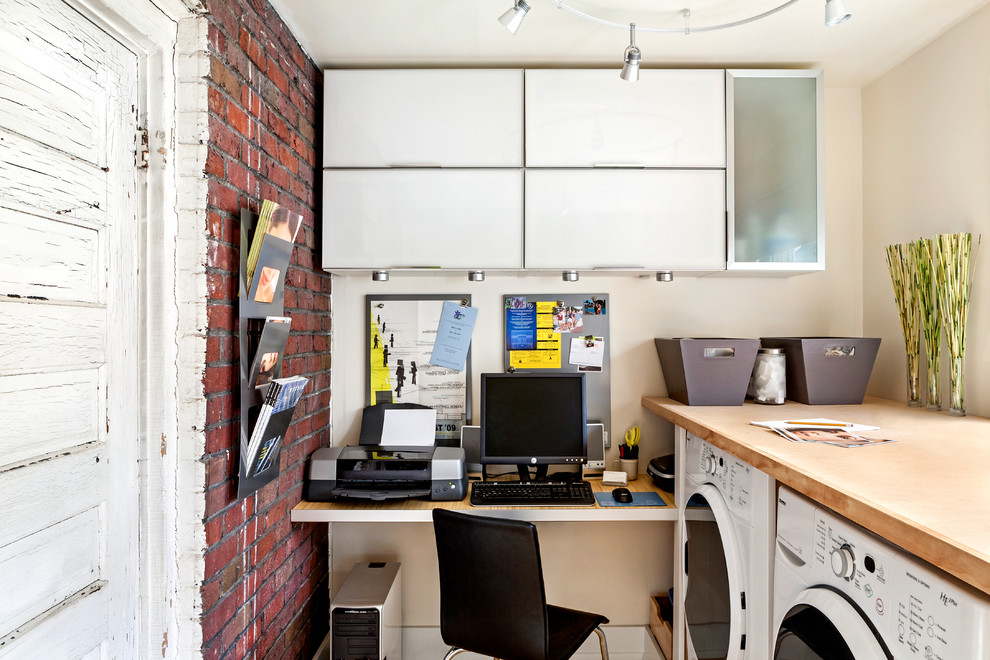 他の地域にある小さなトランジショナルスタイルのおしゃれなホームオフィス・書斎 (造り付け机) の写真