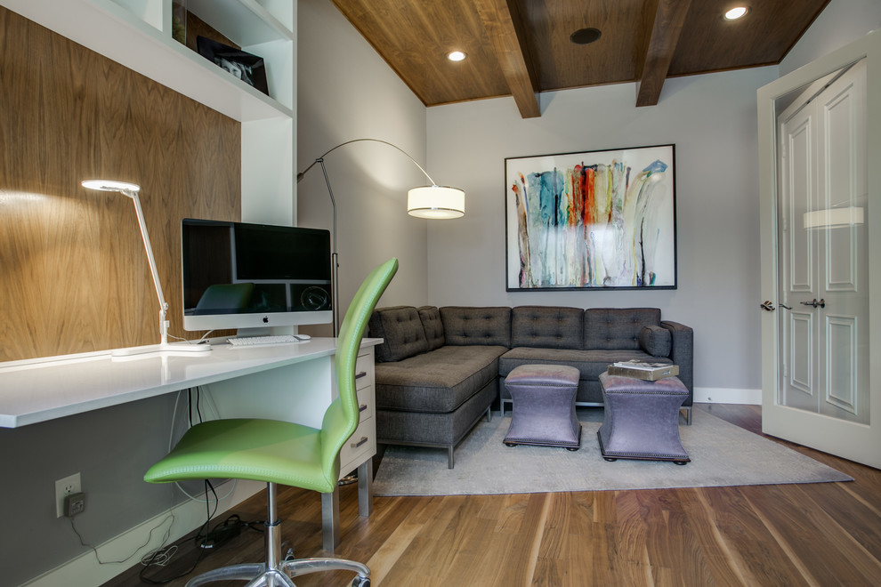Idee per un ufficio design con pavimento in legno massello medio, scrivania incassata e pareti bianche