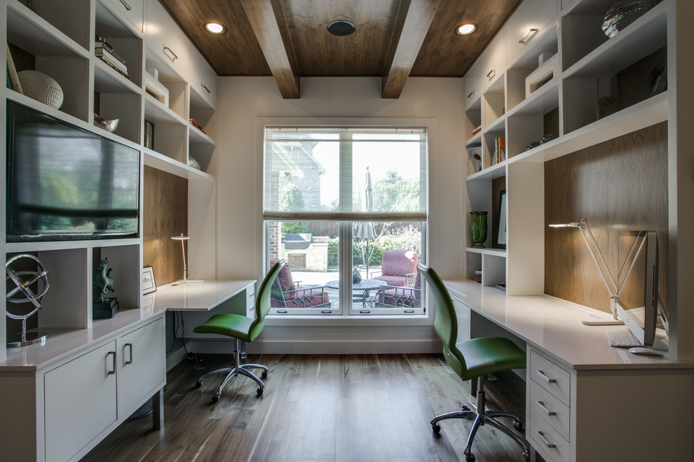 Modernes Arbeitszimmer mit braunem Holzboden in Dallas
