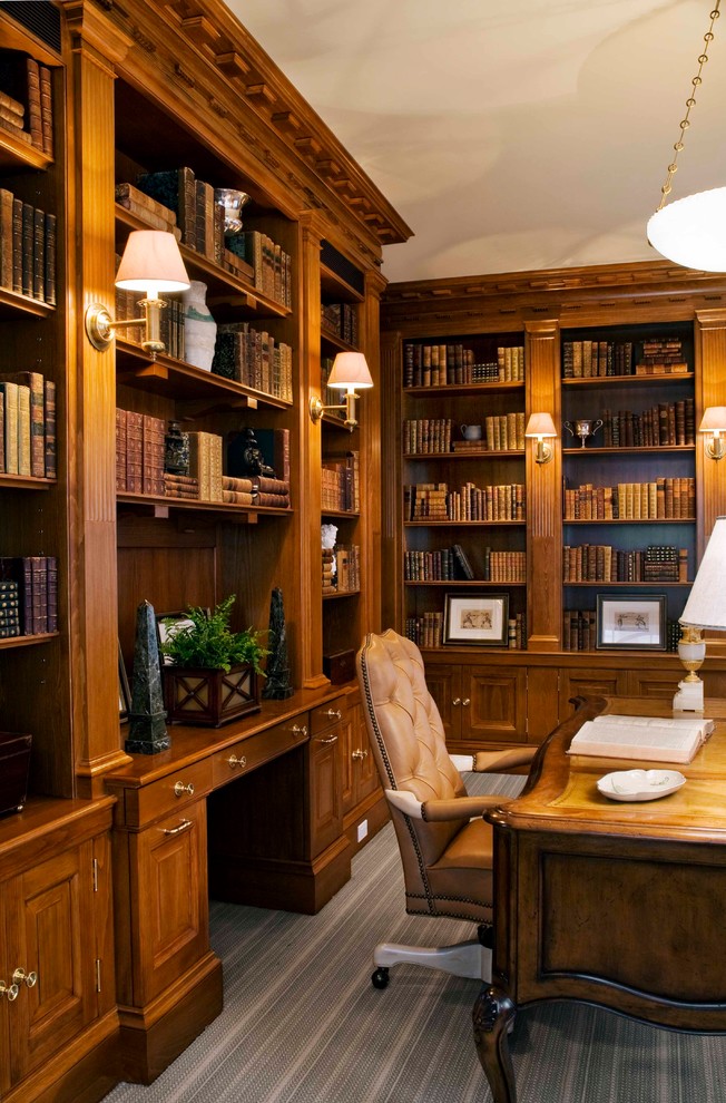 Exempel på ett klassiskt arbetsrum, med heltäckningsmatta och ett fristående skrivbord