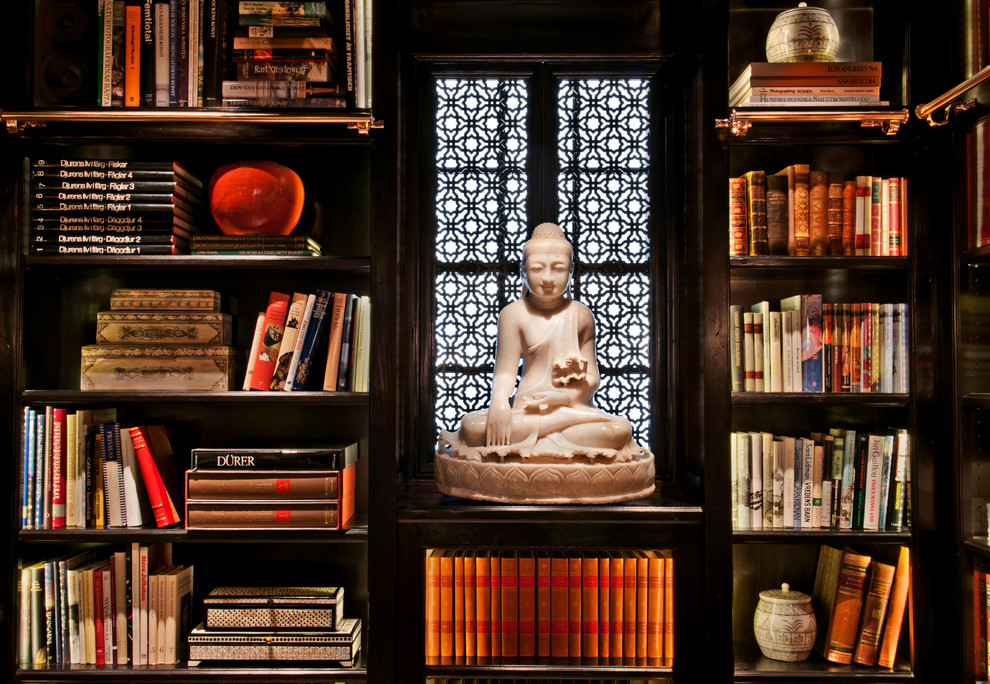 Modelo de despacho de estilo zen pequeño sin chimenea con biblioteca, paredes multicolor, moqueta, escritorio independiente y suelo beige