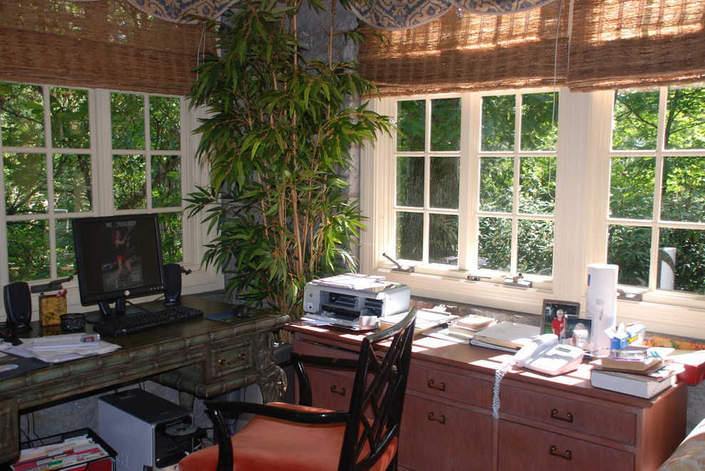 Exemple d'un grand bureau éclectique avec moquette et un bureau indépendant.