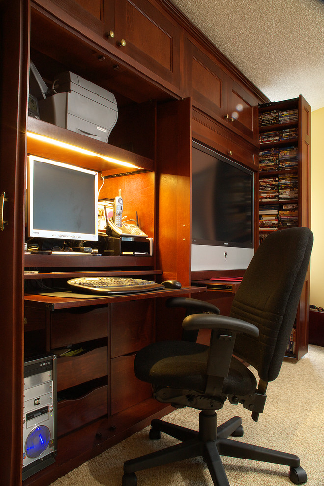 Diseño de despacho clásico renovado de tamaño medio sin chimenea con paredes beige, moqueta y escritorio empotrado
