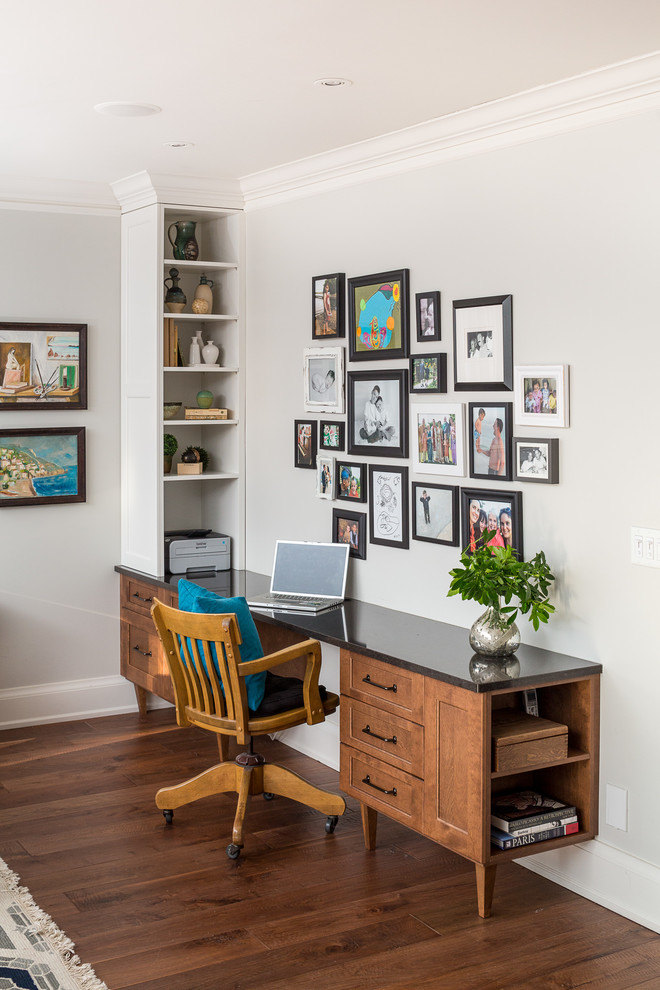 Exemple d'un bureau chic avec un mur gris, un sol en bois brun et un bureau intégré.