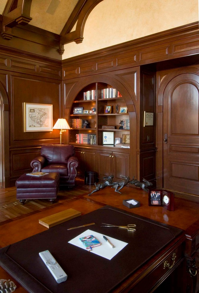 Idéer för ett klassiskt hemmabibliotek, med beige väggar och ett fristående skrivbord