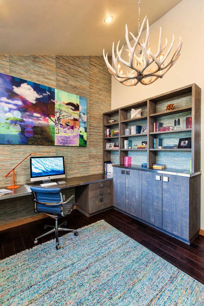 Imagen de despacho clásico renovado de tamaño medio con paredes beige, suelo de madera oscura, escritorio empotrado y suelo marrón
