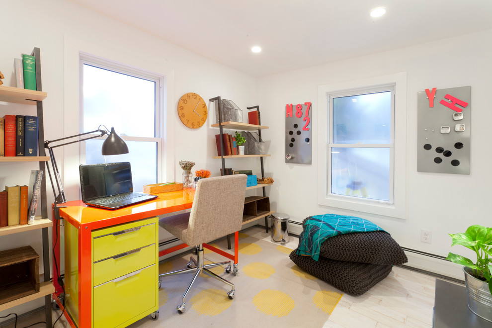 ニューヨークにあるコンテンポラリースタイルのおしゃれなホームオフィス・書斎 (白い壁、自立型机) の写真