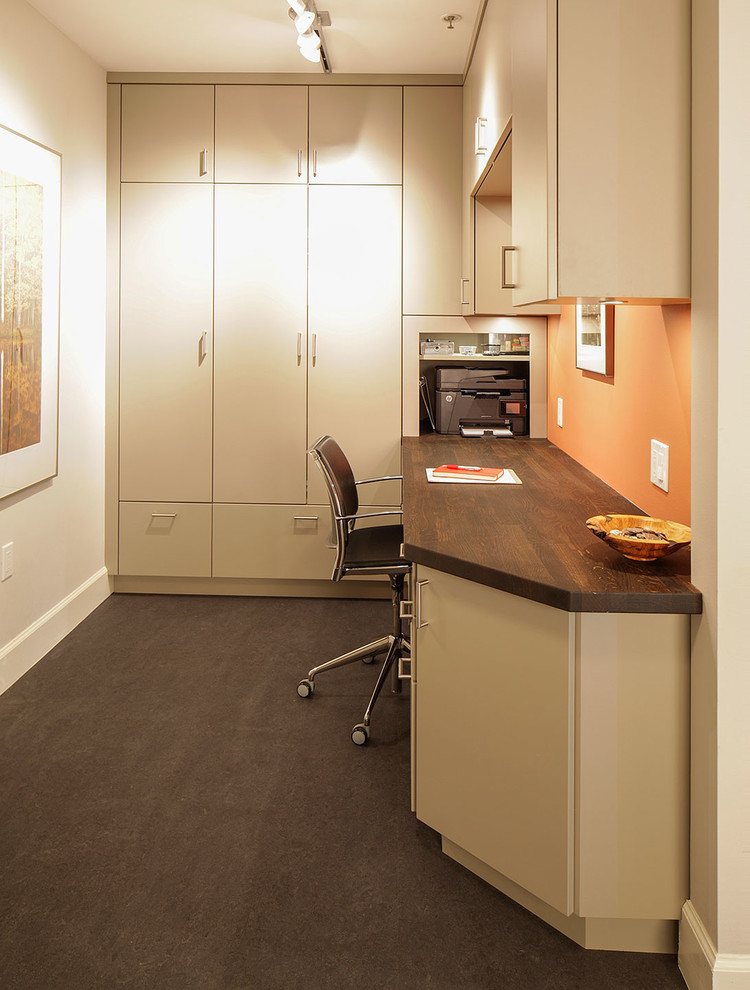 Esempio di un piccolo ufficio contemporaneo con pareti arancioni, pavimento in linoleum, nessun camino, scrivania incassata e pavimento grigio