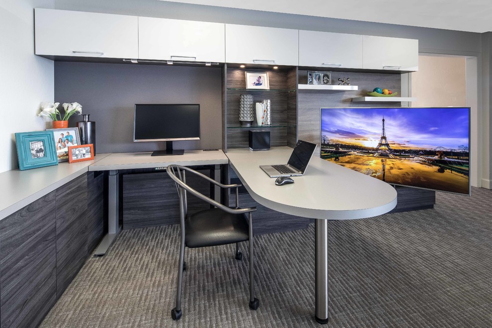 Großes Modernes Arbeitszimmer ohne Kamin mit Arbeitsplatz, weißer Wandfarbe, Teppichboden und Einbau-Schreibtisch in San Francisco