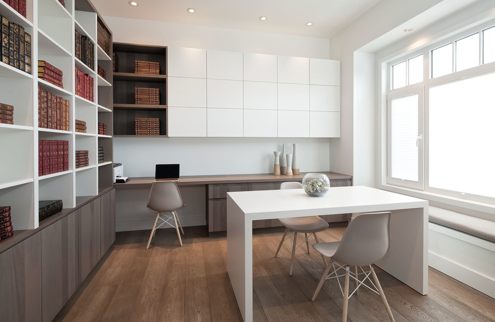 Exemple d'un bureau scandinave de taille moyenne avec un mur blanc, un sol en bois brun et un bureau intégré.