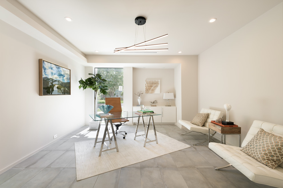 Imagen de despacho actual con paredes blancas, suelo de cemento, escritorio independiente y suelo gris