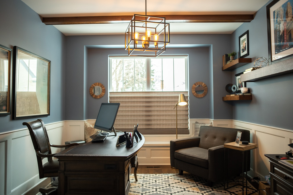 Foto di un ufficio classico di medie dimensioni con pareti blu, parquet scuro, nessun camino, scrivania autoportante e pavimento marrone
