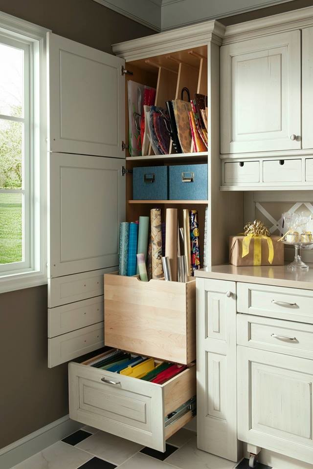 Ejemplo de sala de manualidades clásica de tamaño medio con paredes marrones, suelo de baldosas de cerámica y escritorio empotrado