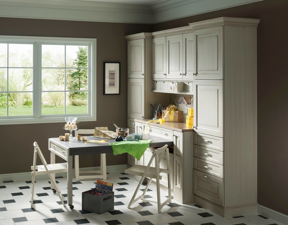 Aménagement d'un bureau atelier classique avec un mur marron, un sol en carrelage de céramique, aucune cheminée et un bureau intégré.