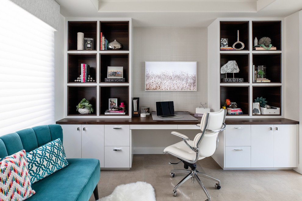 Mittelgroßes Modernes Arbeitszimmer mit Arbeitsplatz, Kalkstein, Einbau-Schreibtisch, grauem Boden und grauer Wandfarbe in San Diego